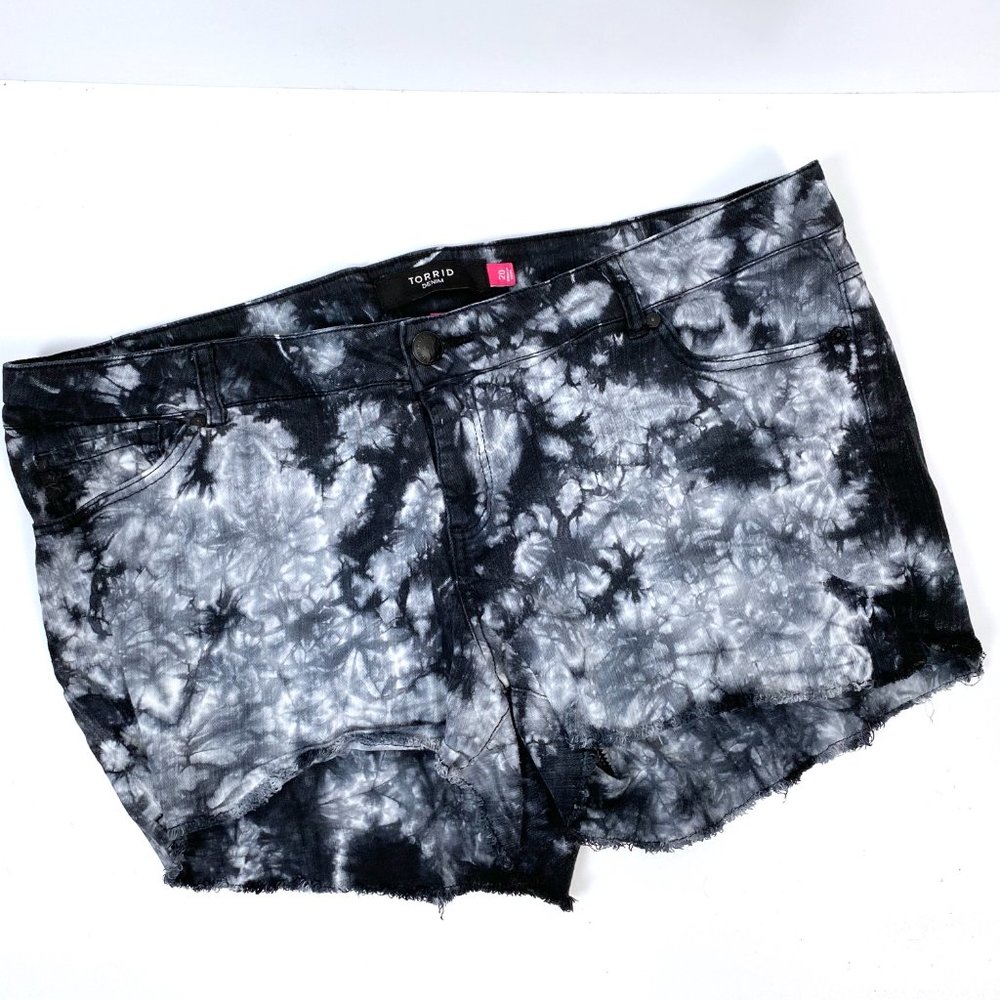 Torrid DenimTie Dyed Shorts  Black White - Size 20